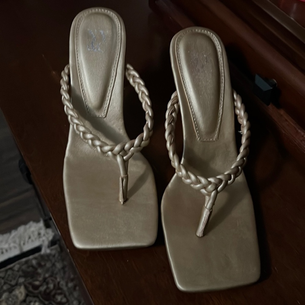 Lucy Sandal with heel by NY&C